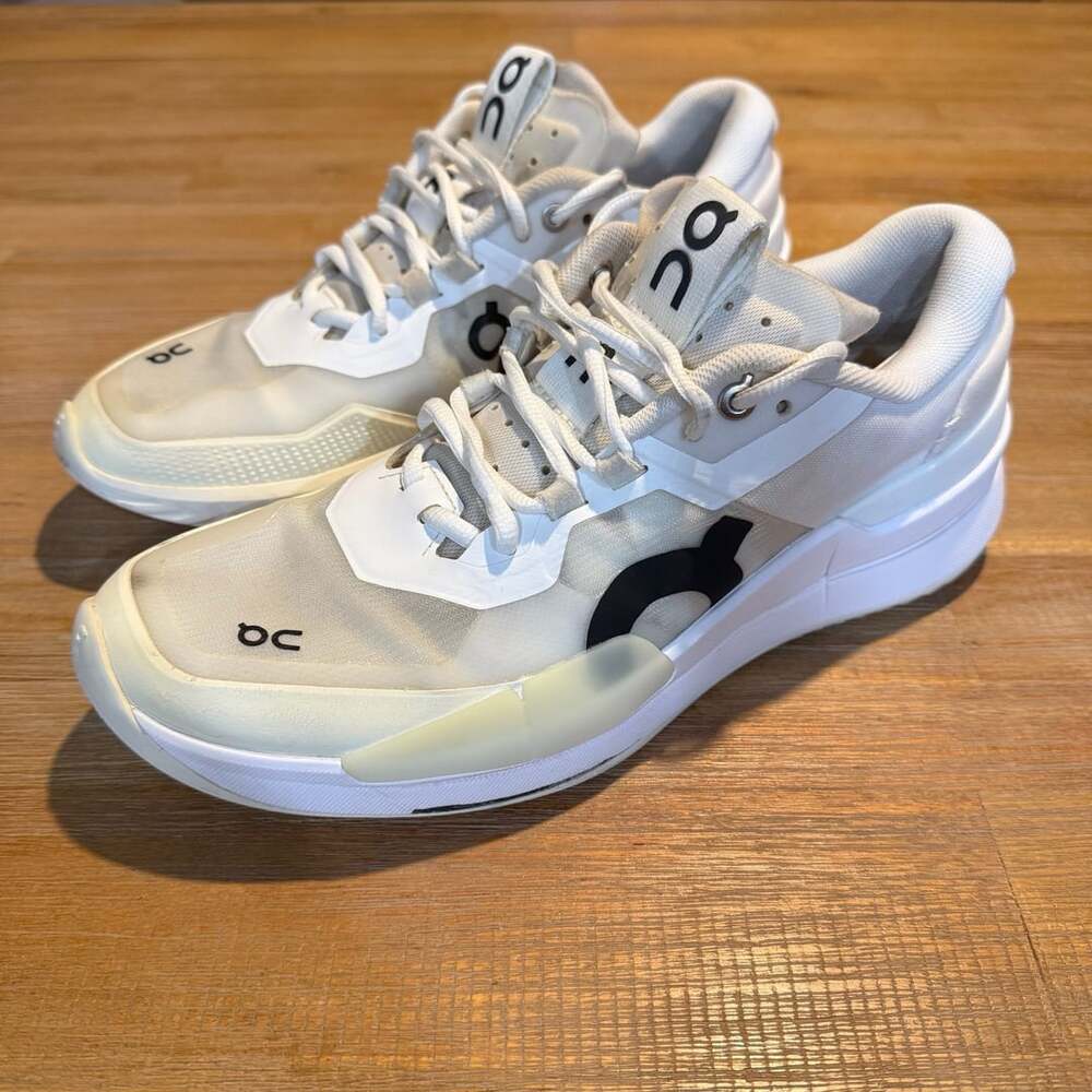 On The Roger Clubhouse Pro Size USW 9.5 White Black Tennis Shoes